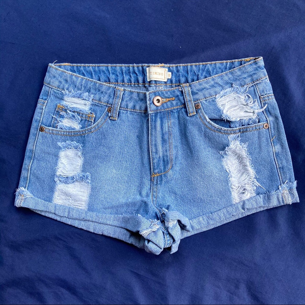 Regular fit distressed denim shorts 🌞
